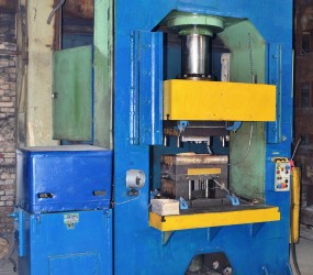 Plastics pressing